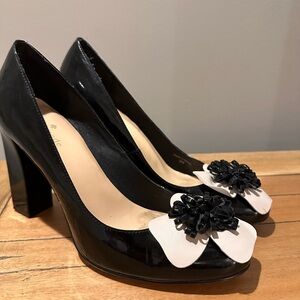 Kate Spade Black Patent Heels with White Floral Accent size 9